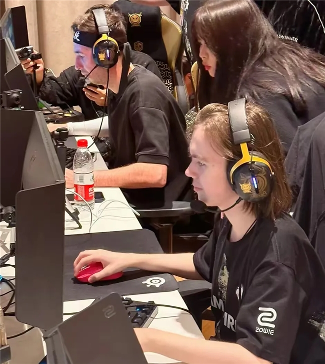 LPL主持张小薇晒照：听说发照片可以涨粉