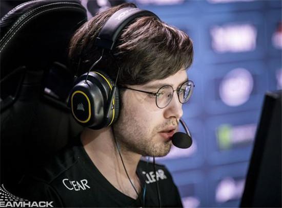 LPL主持夏安微博晒照：回家咯，忙碌但快乐的几天