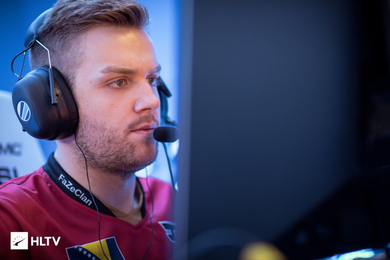 Xiaohu 的Sylas不断送出免费通行证，但 Light 的Jinx成功覆盖了下路， Weibo Gaming 横扫 Oh My God 。