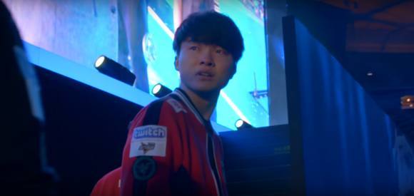 100T官推发布Doublelift、Prince交换队服合影：意义所在